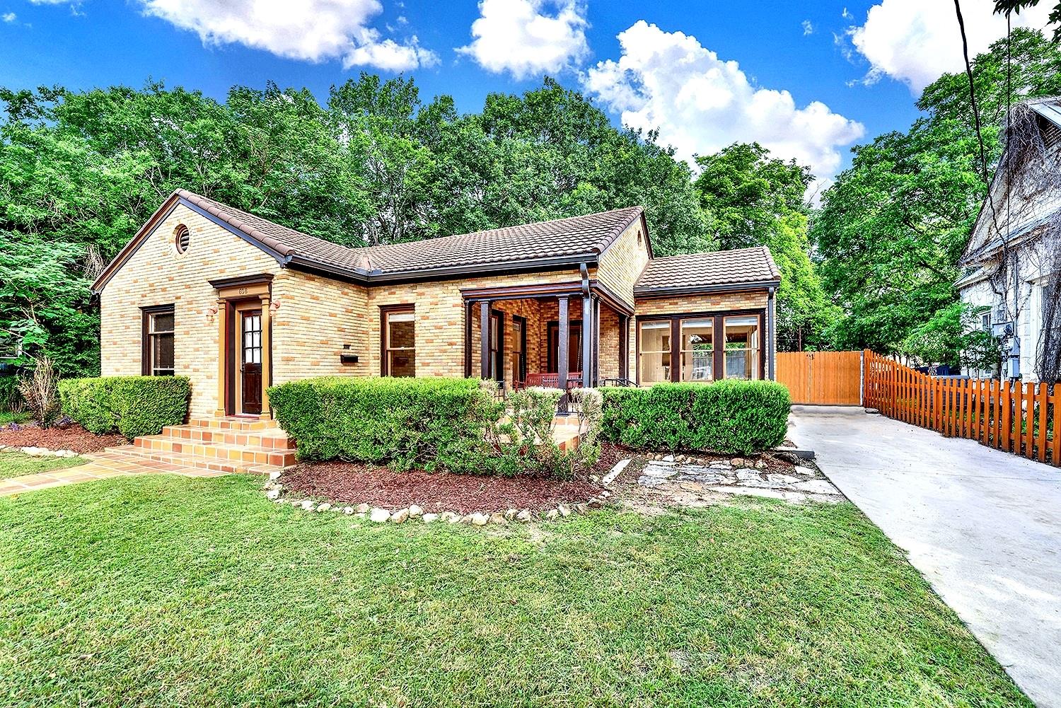 608 W Hopkins St, San Marcos, TX 78666