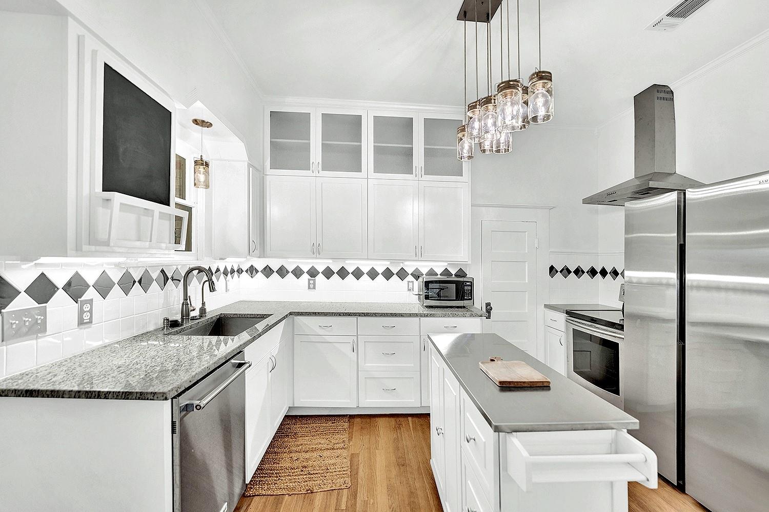 608 W Hopkins St, San Marcos, TX 78666