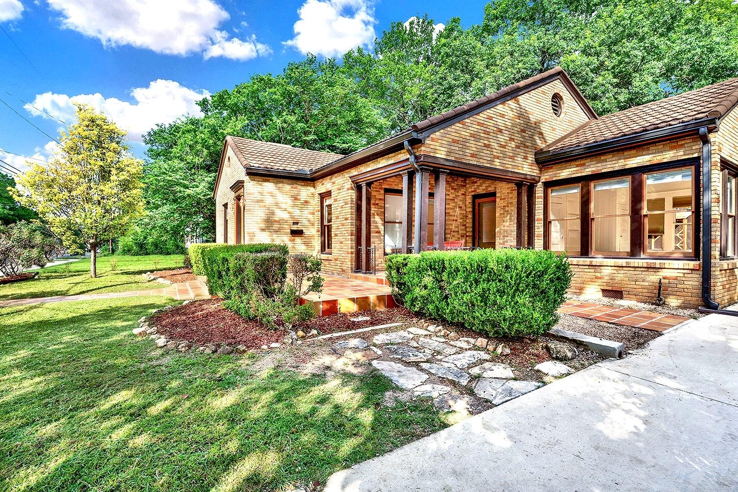 608 W Hopkins St, San Marcos, TX 78666