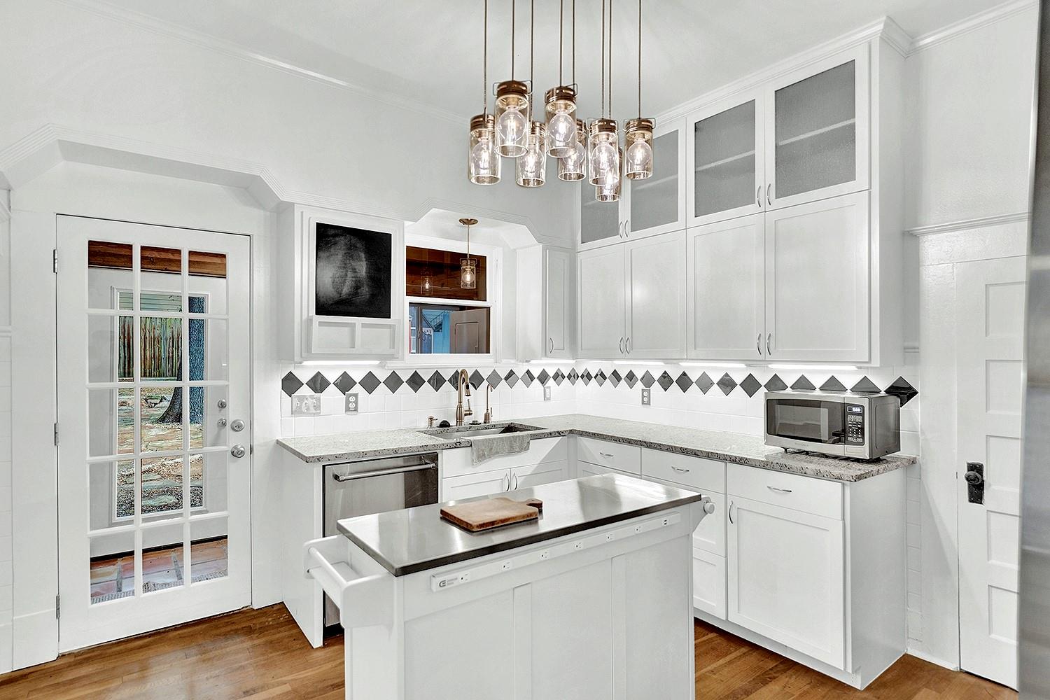 608 W Hopkins St, San Marcos, TX 78666