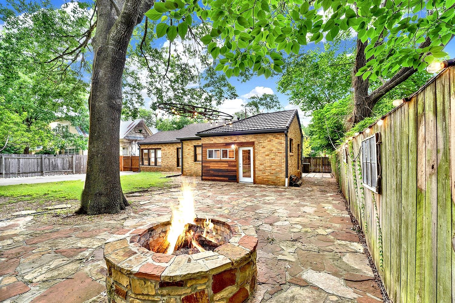 608 W Hopkins St, San Marcos, TX 78666