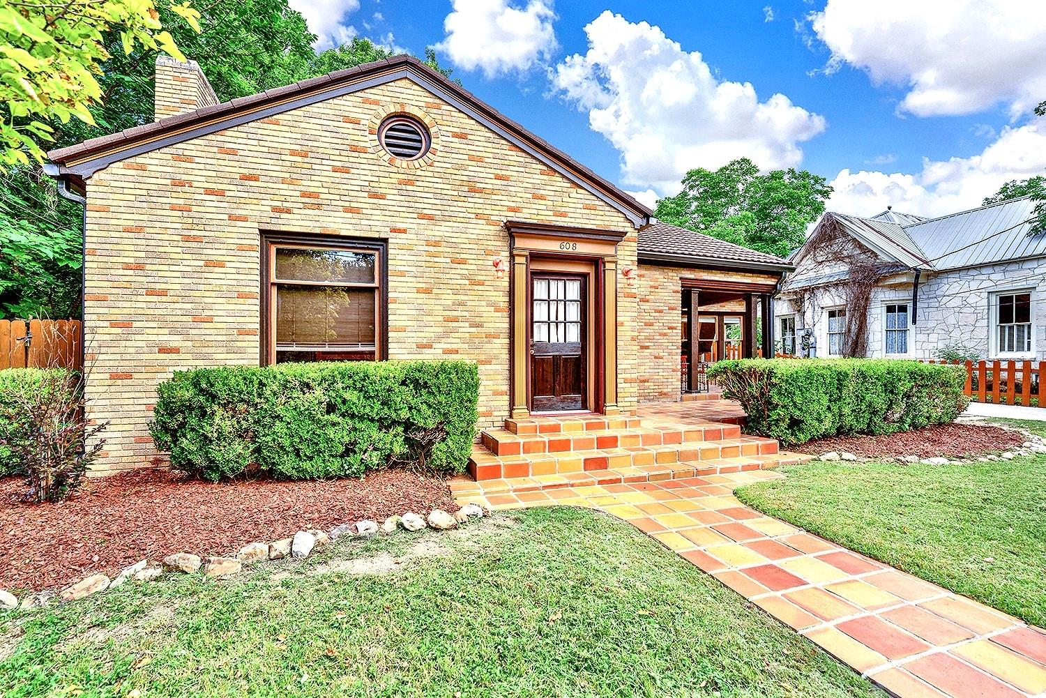 608 W Hopkins St, San Marcos, TX 78666