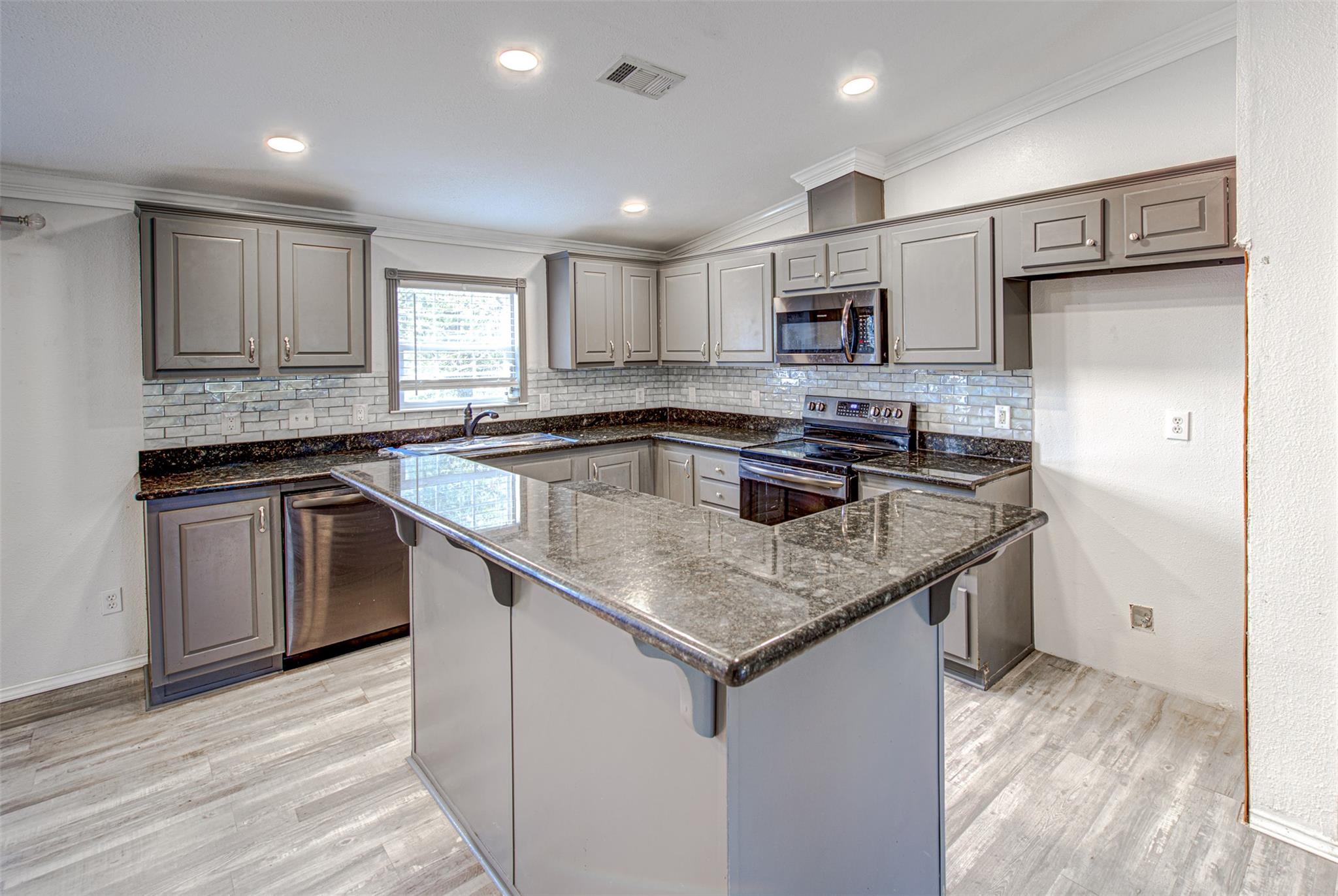 115 N Pinto Ct, Paige, TX 78659