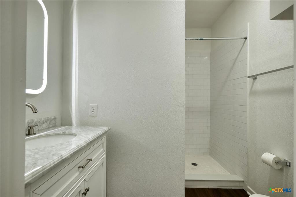 1529 N Colorado St N, Lockhart, TX 78644