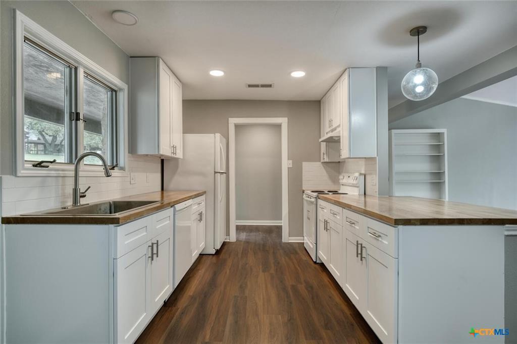 1529 N Colorado St N, Lockhart, TX 78644