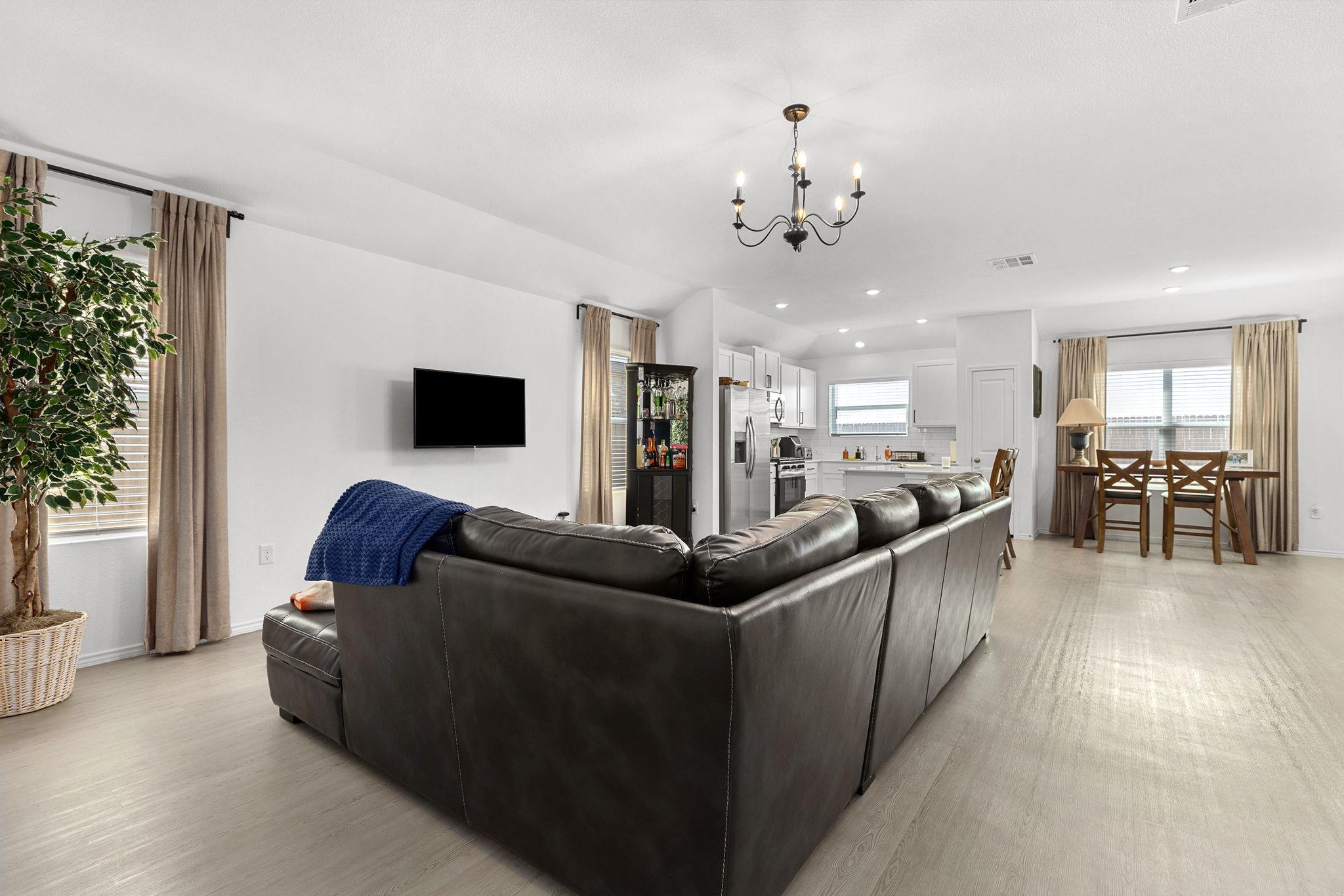 211 Camargue Dr, Hutto, TX 78634