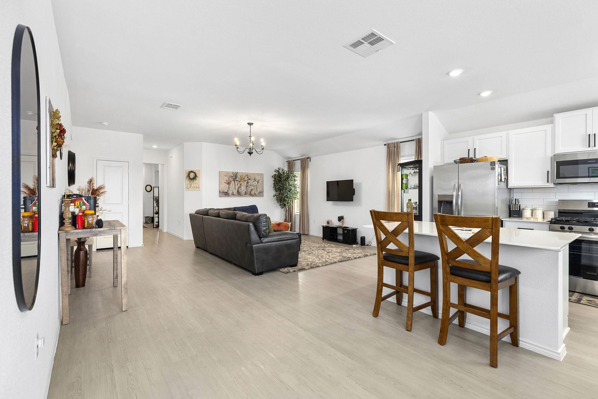 211 Camargue Dr, Hutto, TX 78634