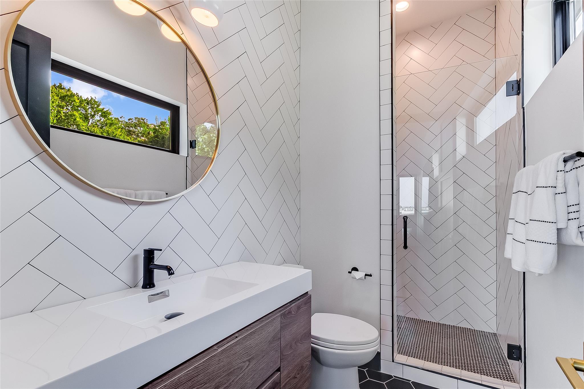 104 Raindrop Ln, Kingsland, TX 78639