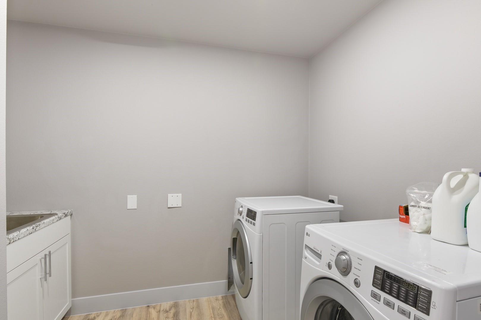 24700 Whitney Dr # B, Spicewood, TX 78669