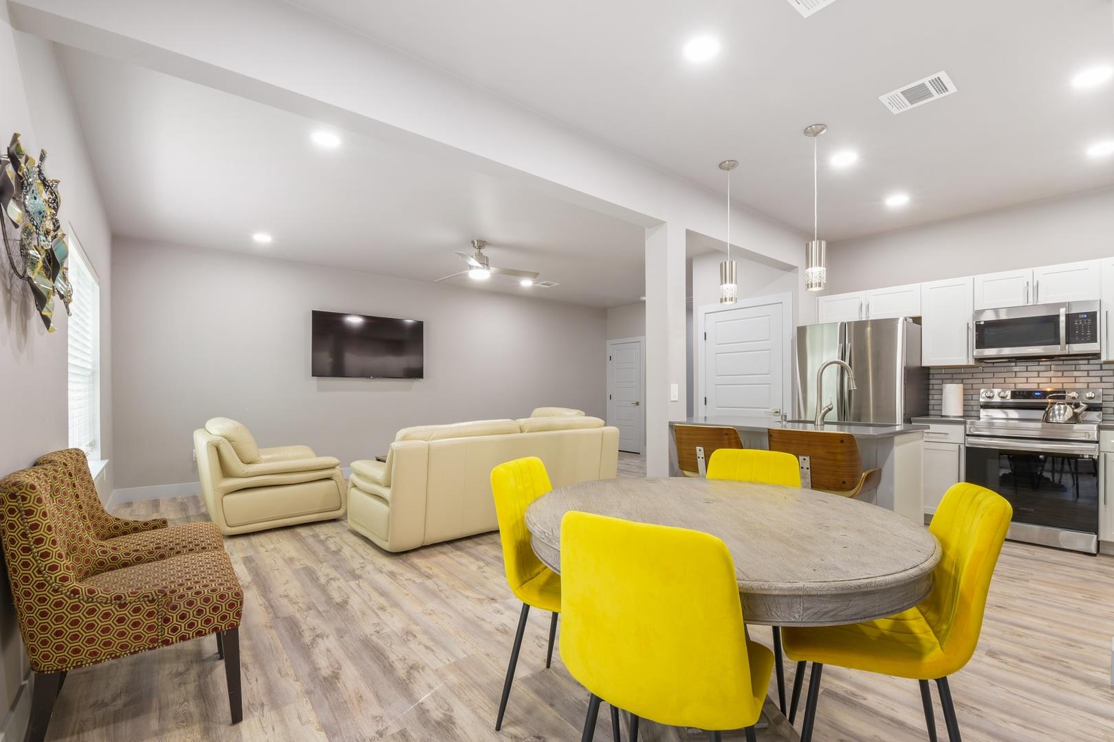 24700 Whitney Dr # B, Spicewood, TX 78669