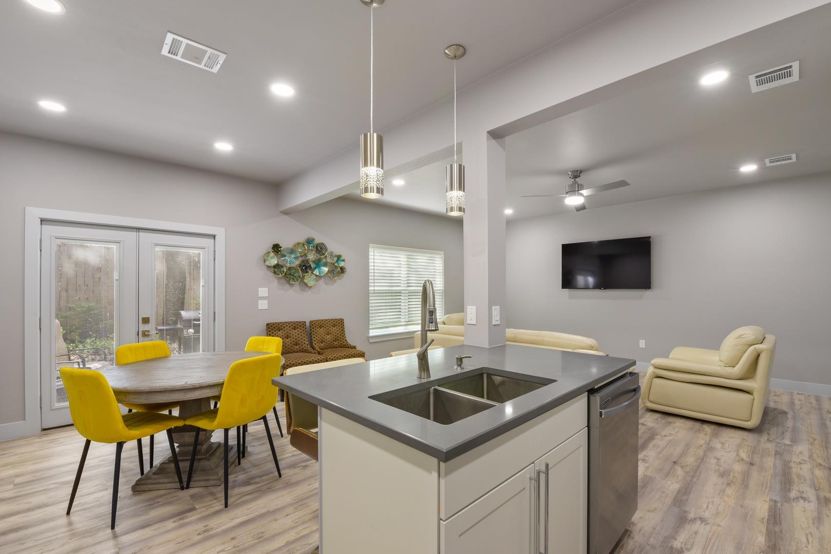 24700 Whitney Dr # B, Spicewood, TX 78669