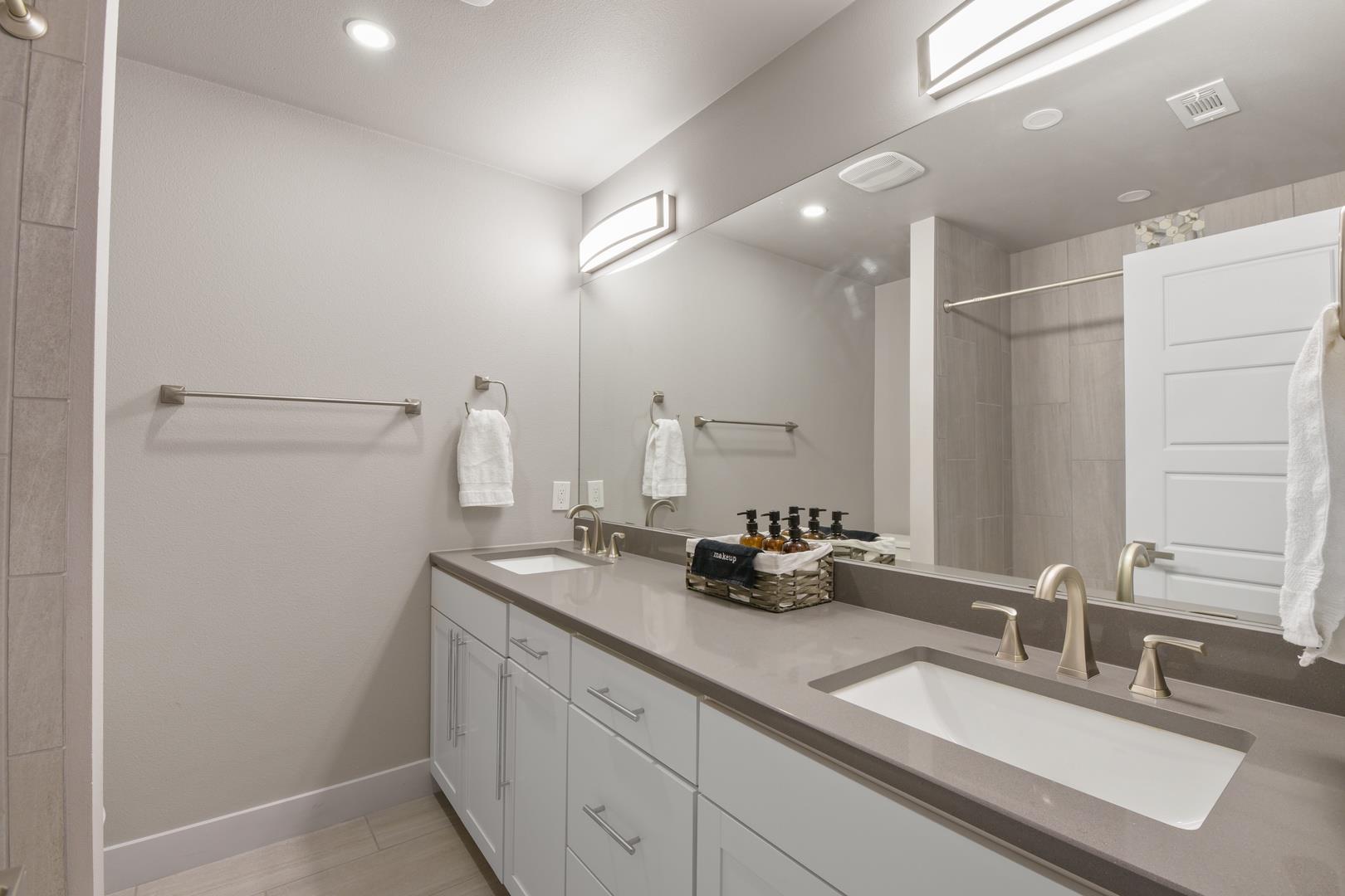 24700 Whitney Dr # B, Spicewood, TX 78669