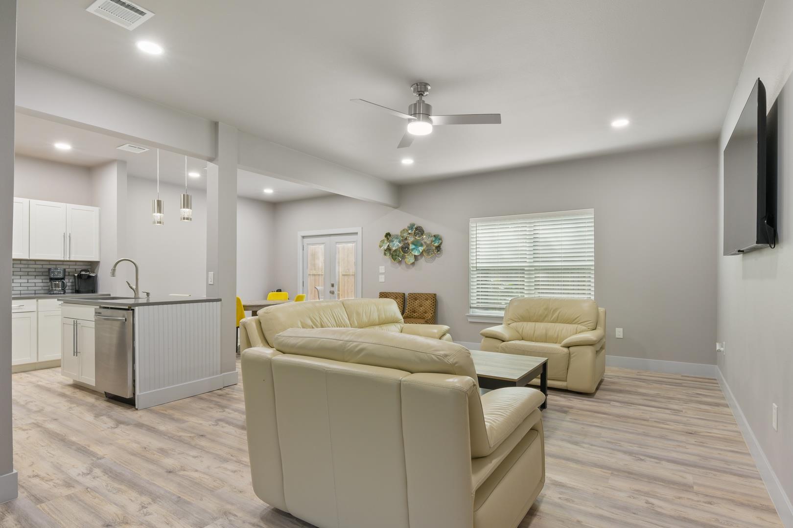 24700 Whitney Dr # B, Spicewood, TX 78669