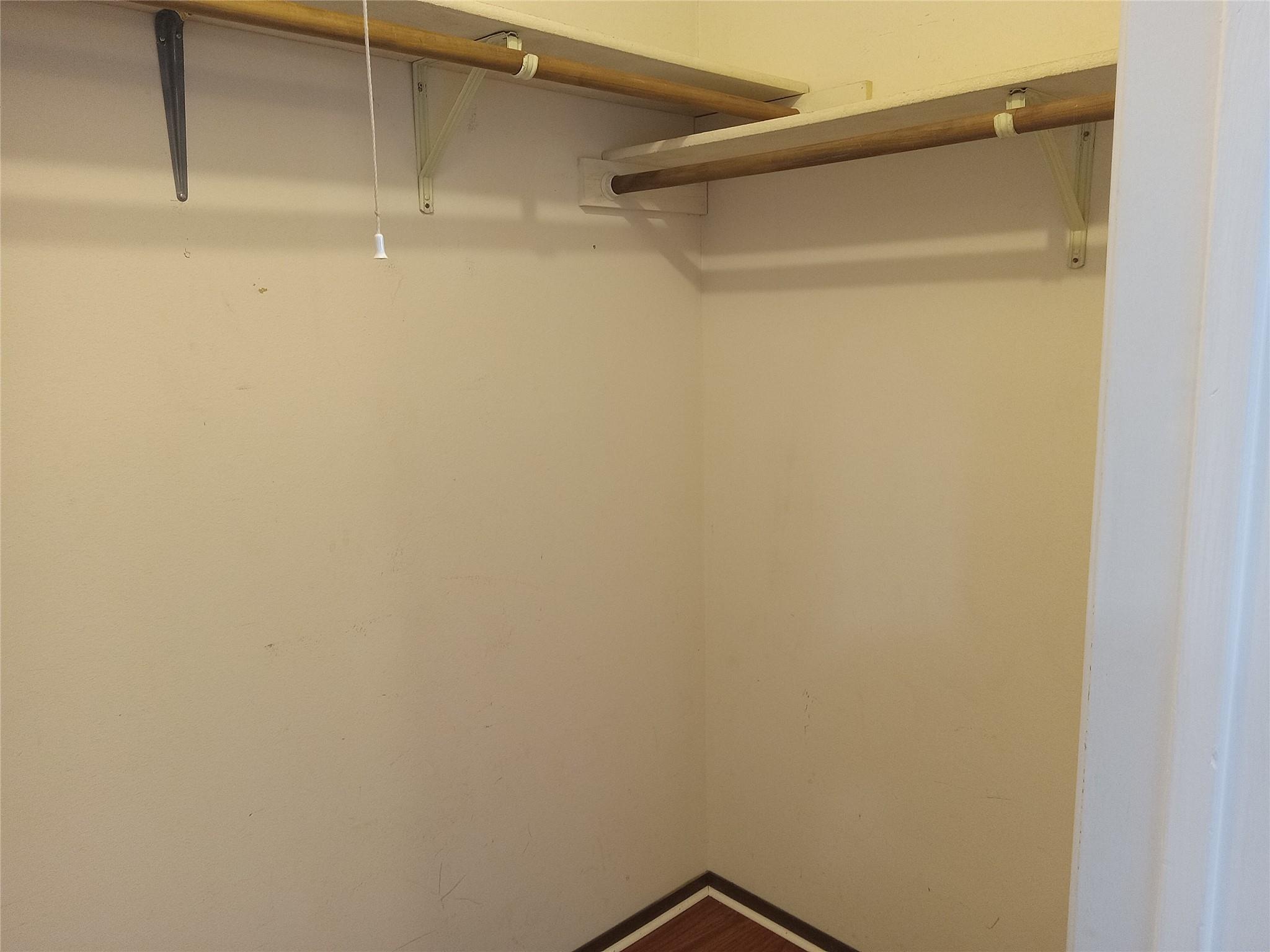 910 E Meadowmere Ln S, Austin, TX 78758