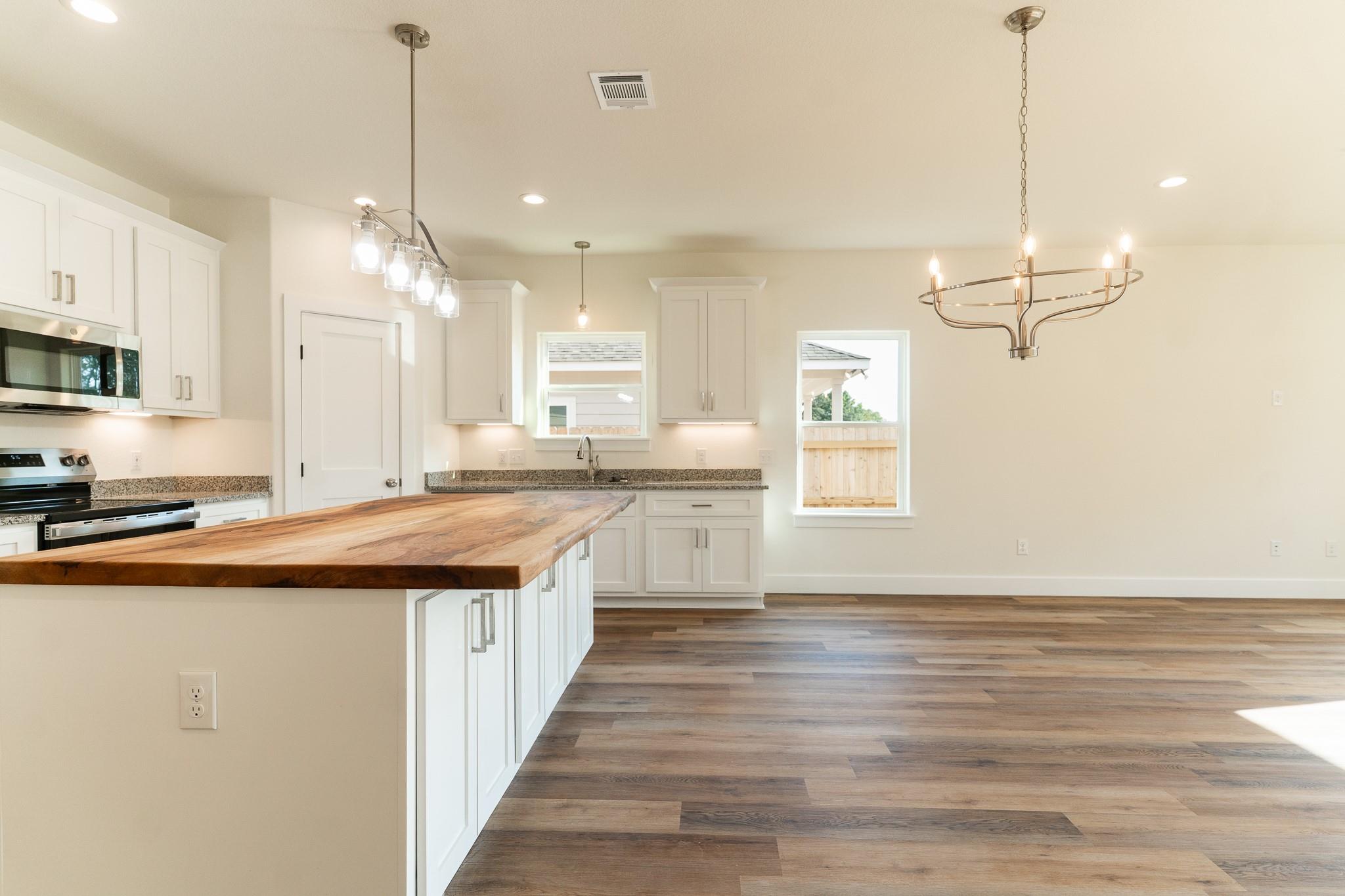 309 String Prairie Way, Smithville, TX 78957