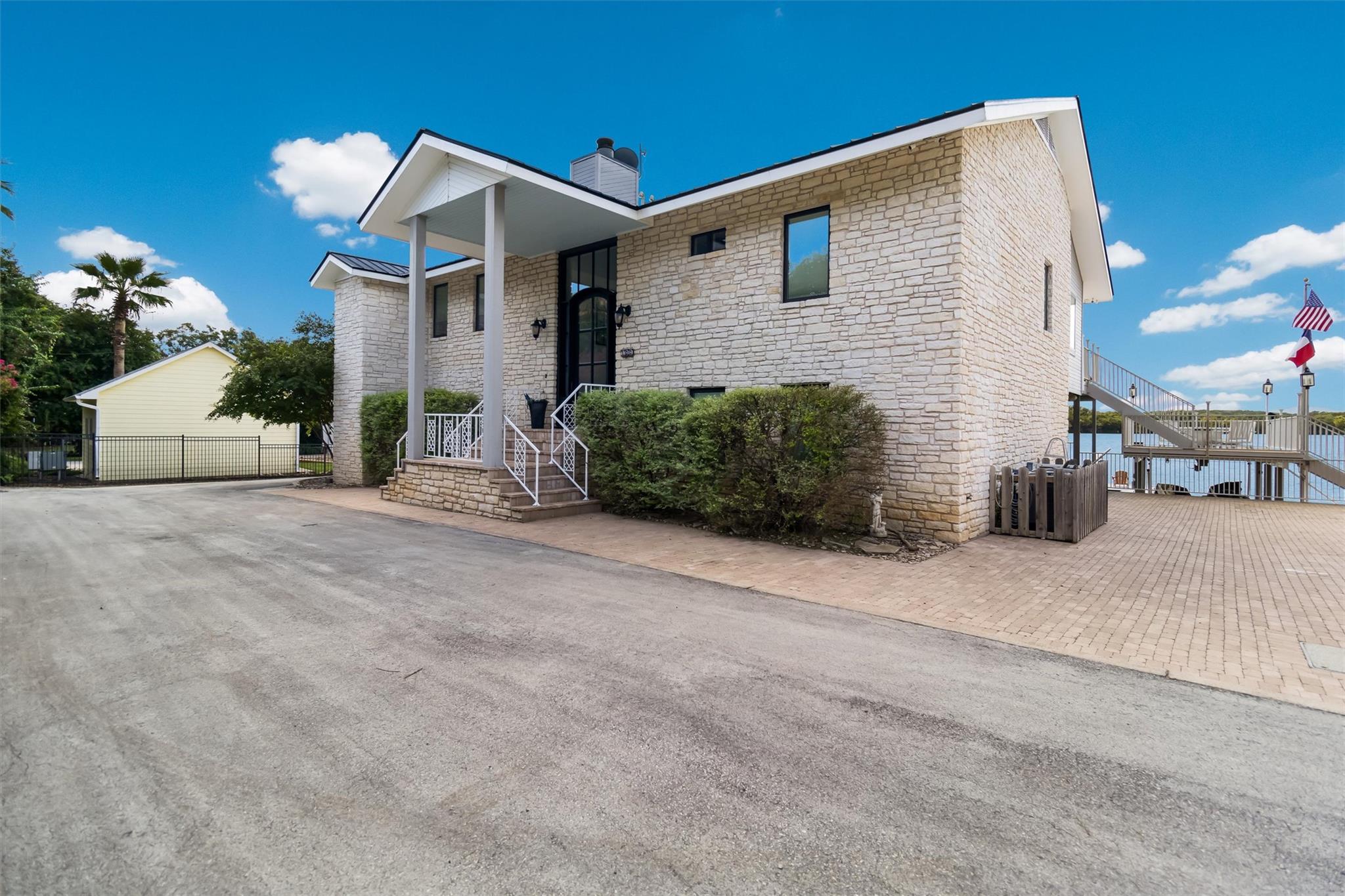 100 S Waterway Dr, Kingsland, TX 78639