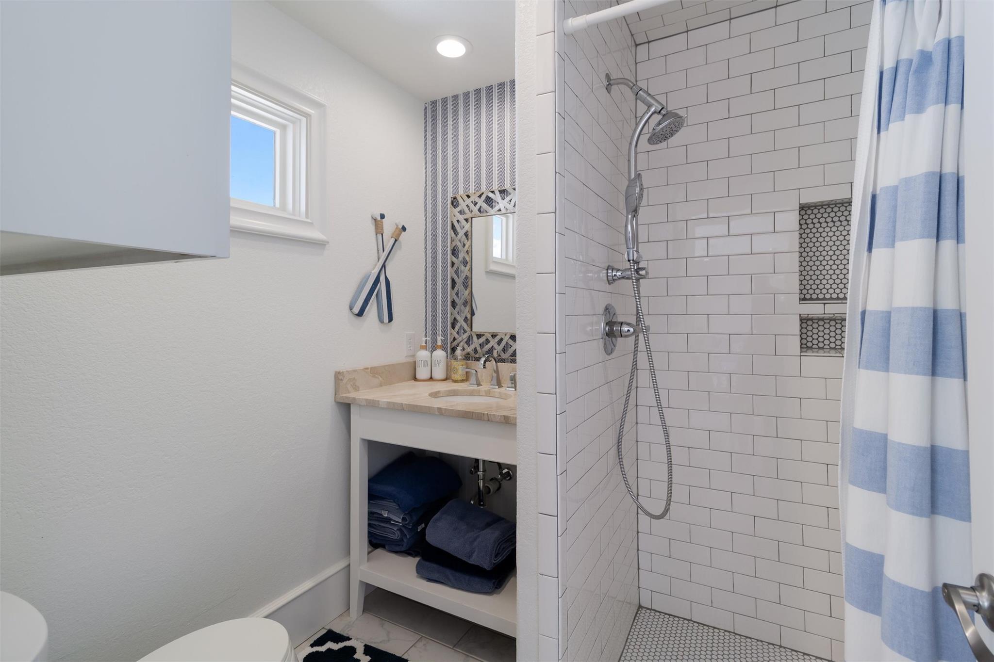 100 S Waterway Dr, Kingsland, TX 78639