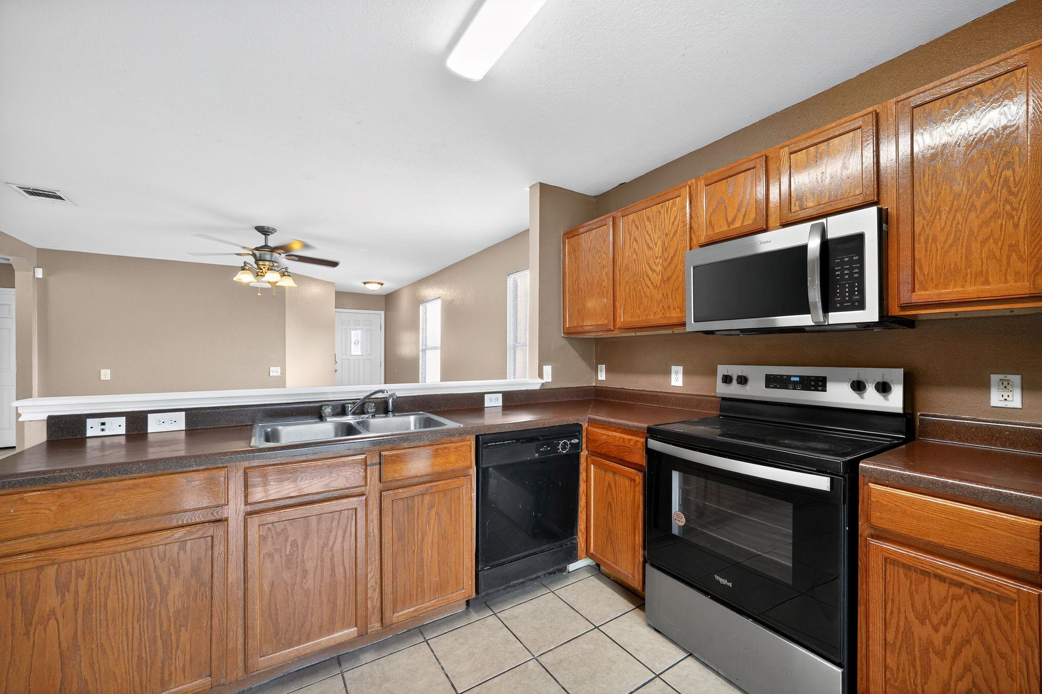 12400 Sky Harbor Dr, Del Valle, TX 78617