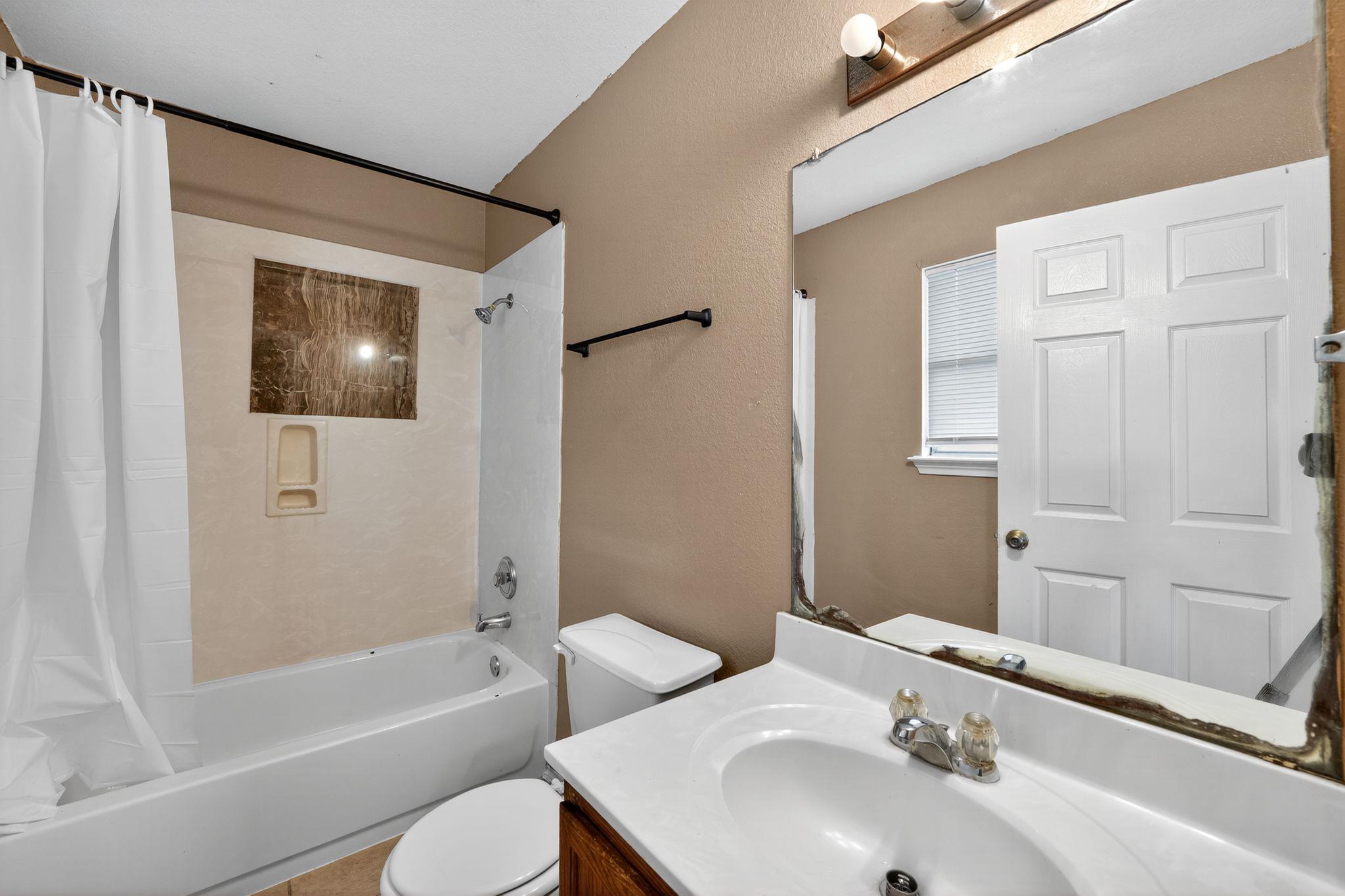 12400 Sky Harbor Dr, Del Valle, TX 78617