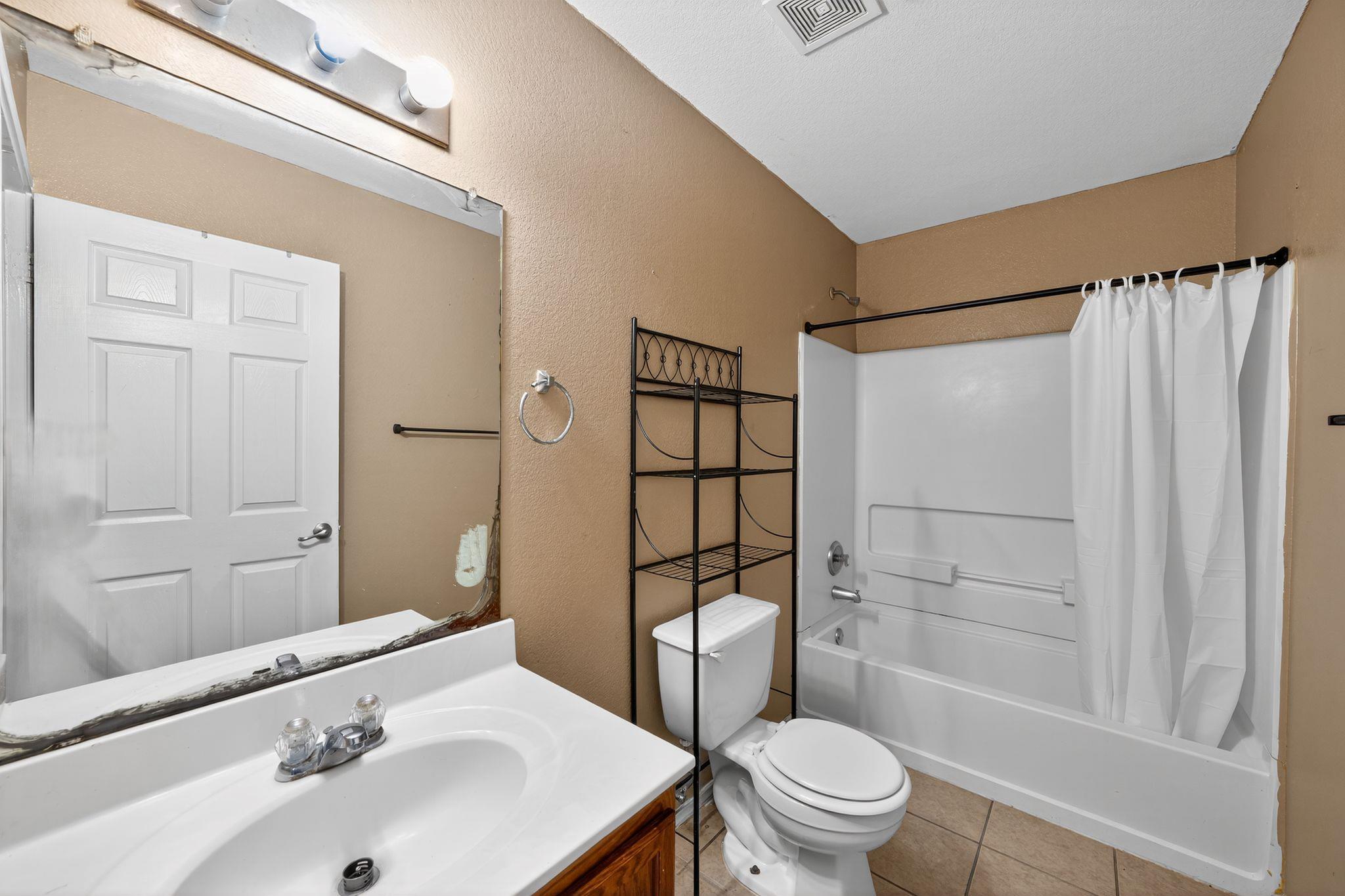 12400 Sky Harbor Dr, Del Valle, TX 78617