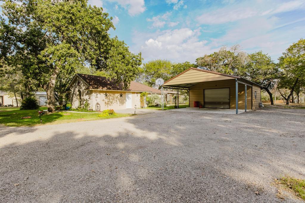 122 Montesito Ln, Floresville, TX 78114