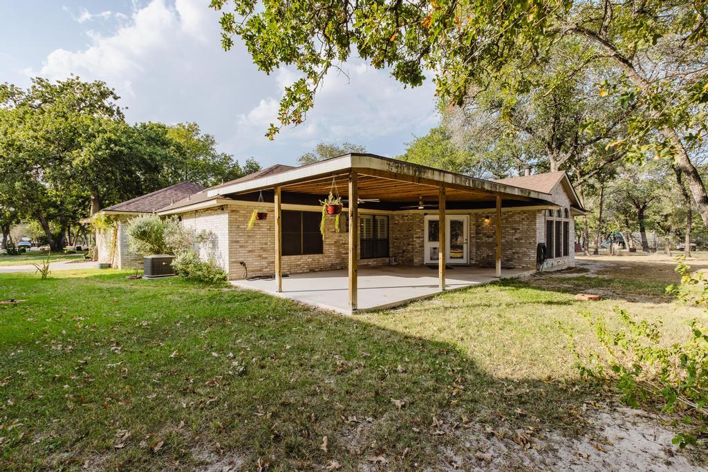 122 Montesito Ln, Floresville, TX 78114