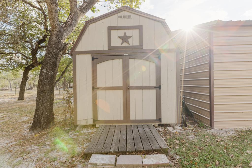 122 Montesito Ln, Floresville, TX 78114