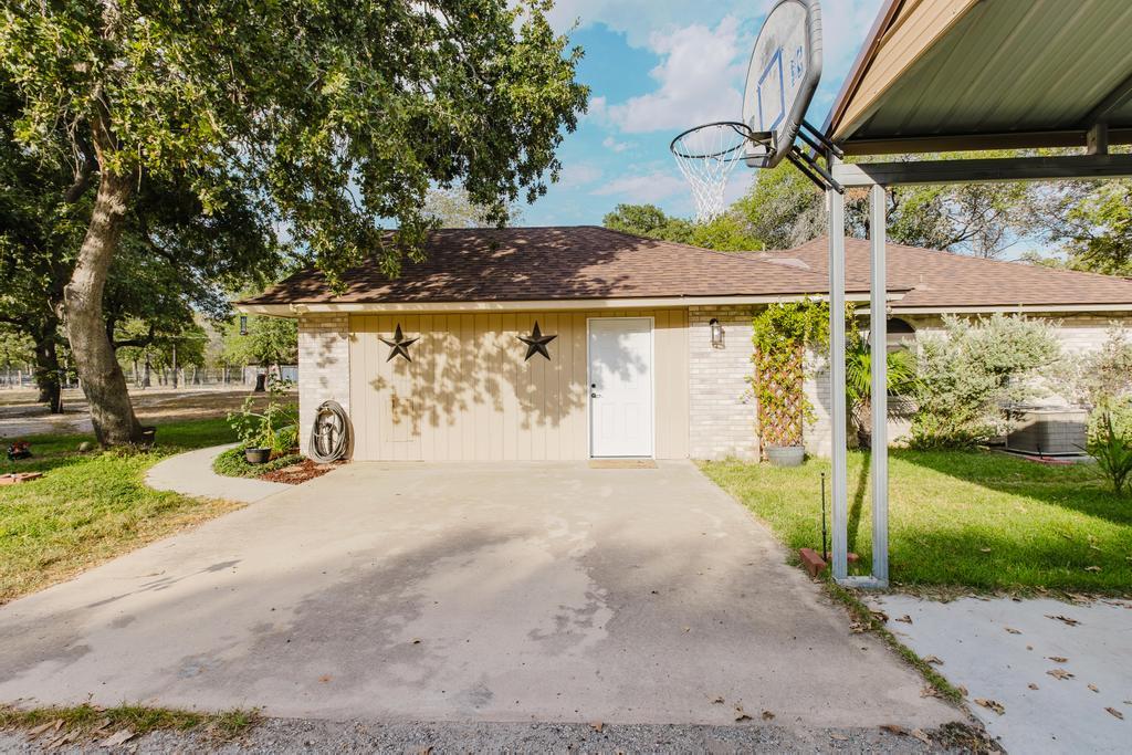 122 Montesito Ln, Floresville, TX 78114