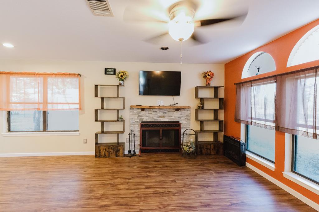 122 Montesito Ln, Floresville, TX 78114