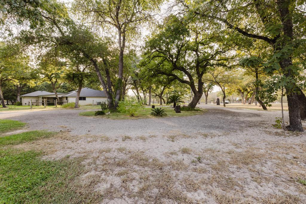 122 Montesito Ln, Floresville, TX 78114