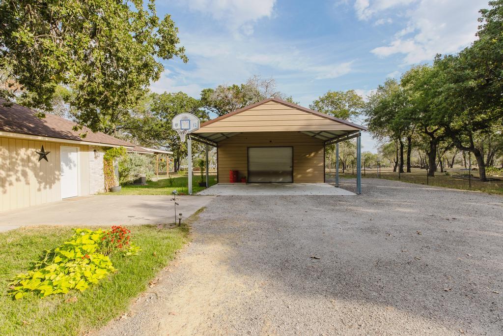 122 Montesito Ln, Floresville, TX 78114