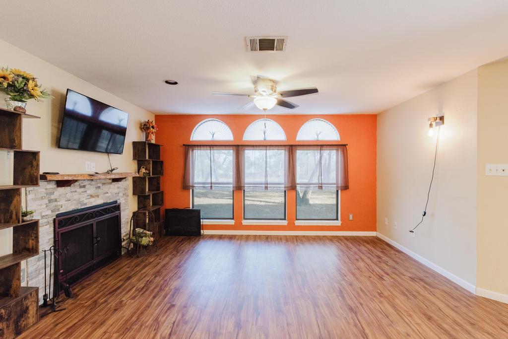 122 Montesito Ln, Floresville, TX 78114