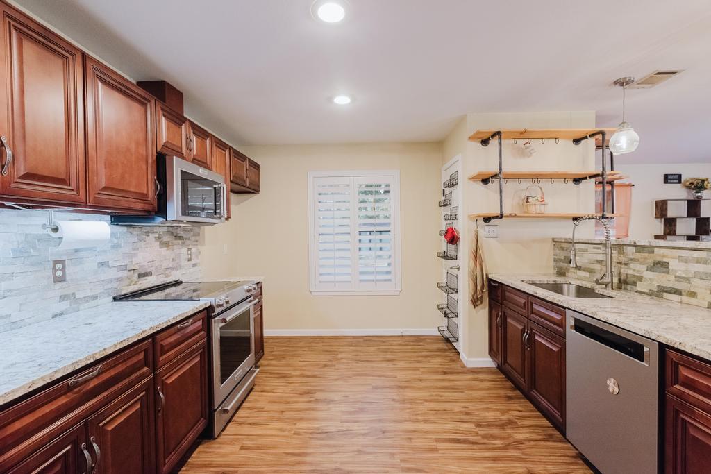 122 Montesito Ln, Floresville, TX 78114