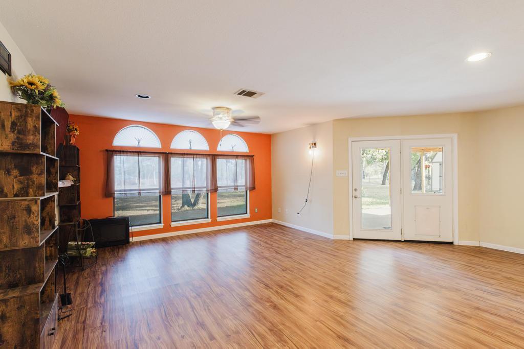 122 Montesito Ln, Floresville, TX 78114