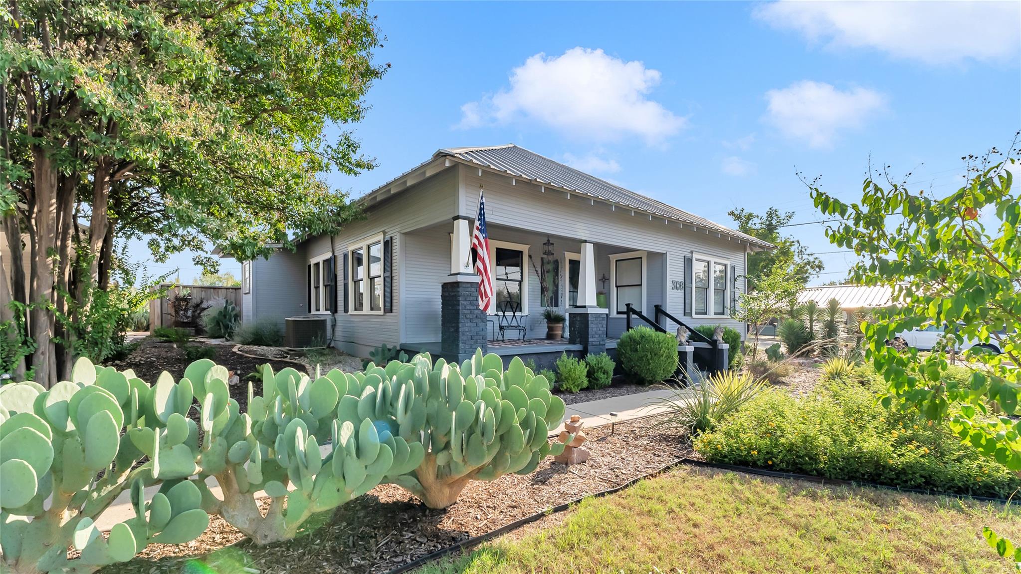 308 W Wallace St, Llano, TX 78643