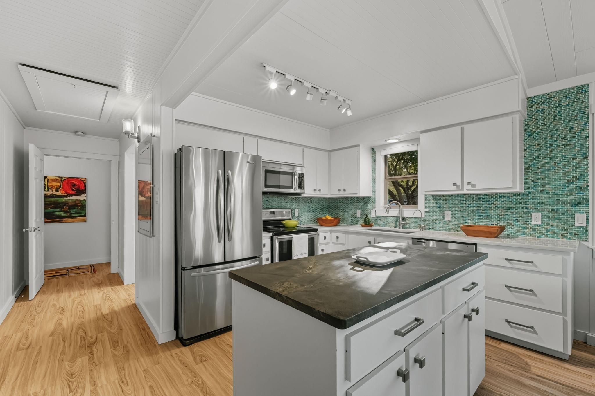 746 Trail Rock Dr, Johnson City, TX 78636