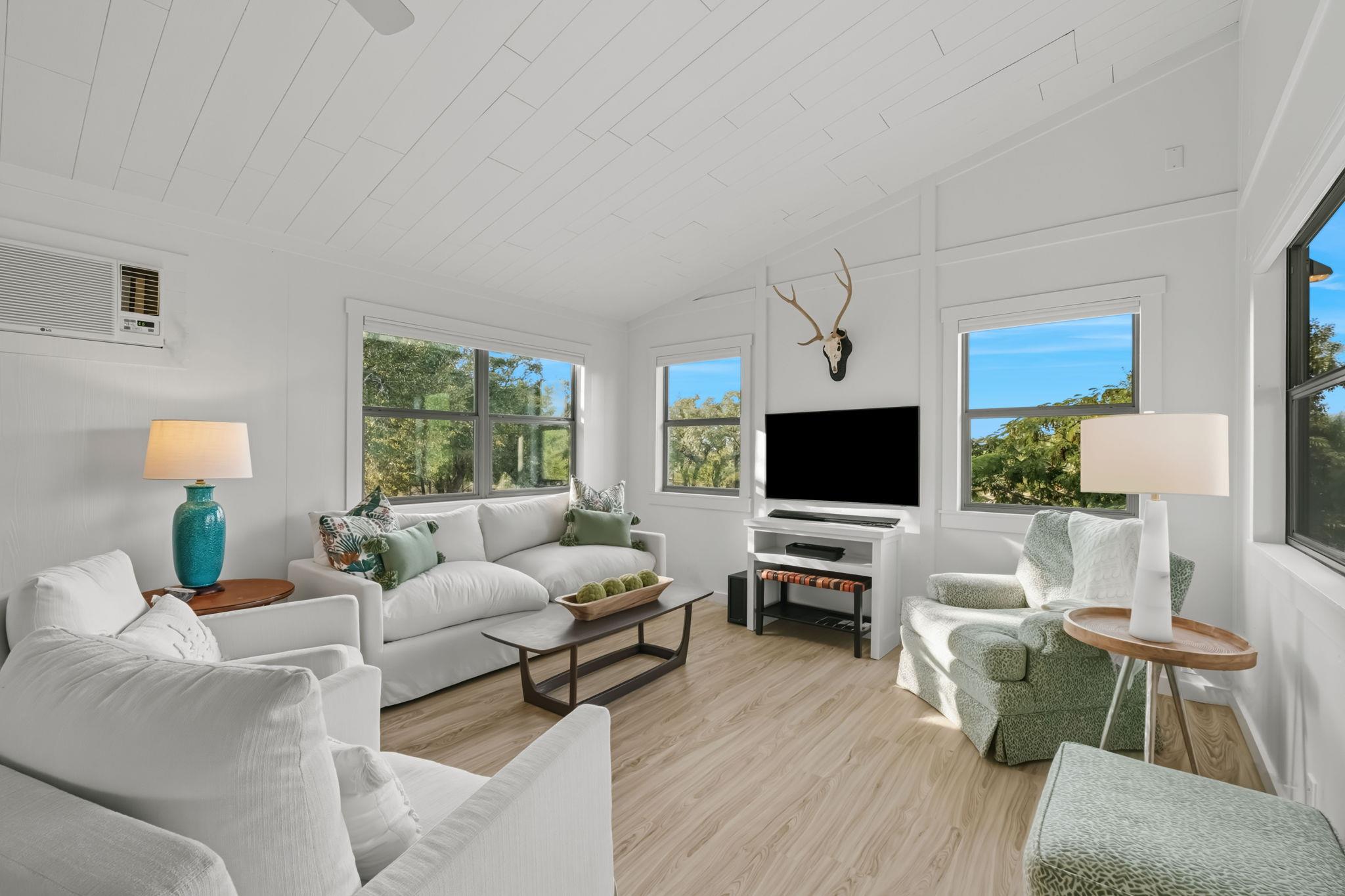 746 Trail Rock Dr, Johnson City, TX 78636