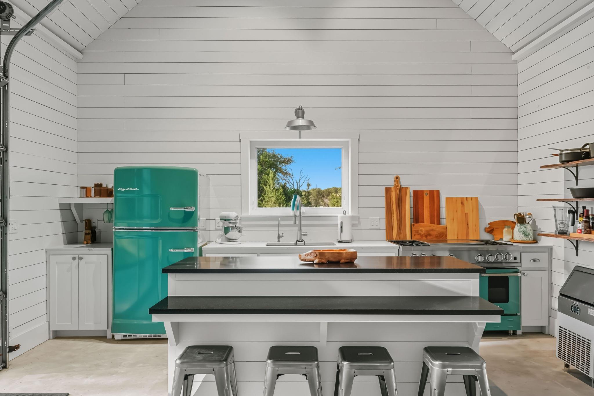 746 Trail Rock Dr, Johnson City, TX 78636