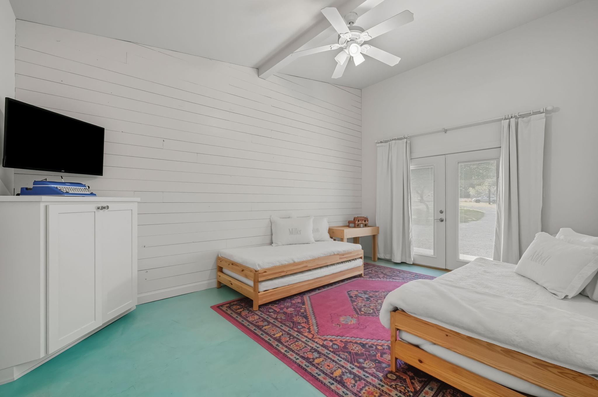 746 Trail Rock Dr, Johnson City, TX 78636