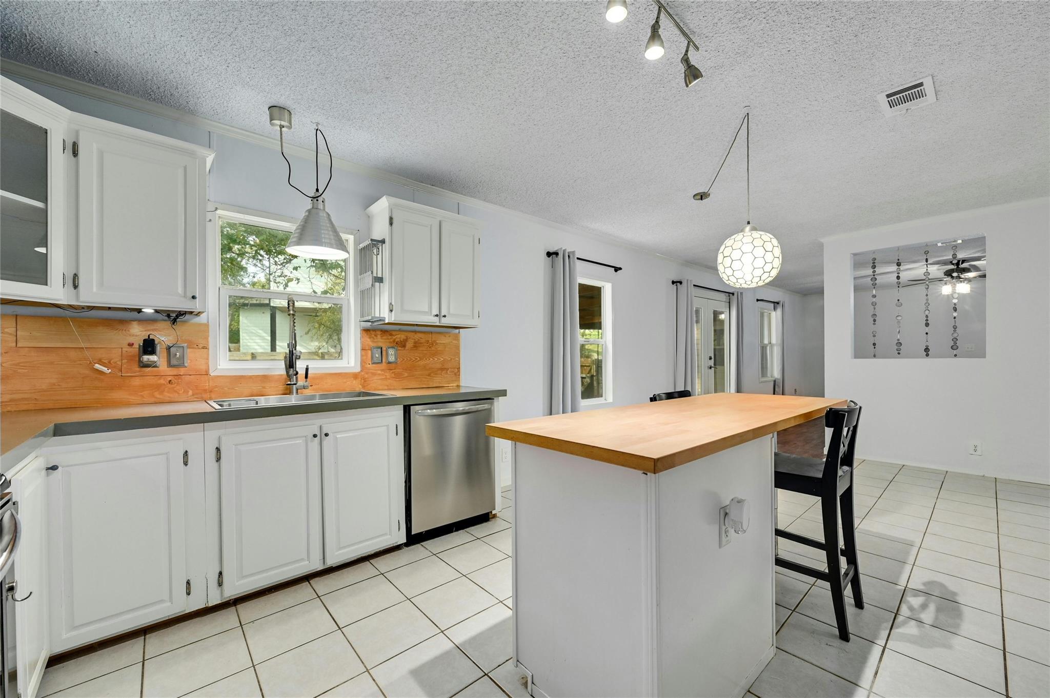 1619 J J Seabrook Dr, Austin, TX 78721