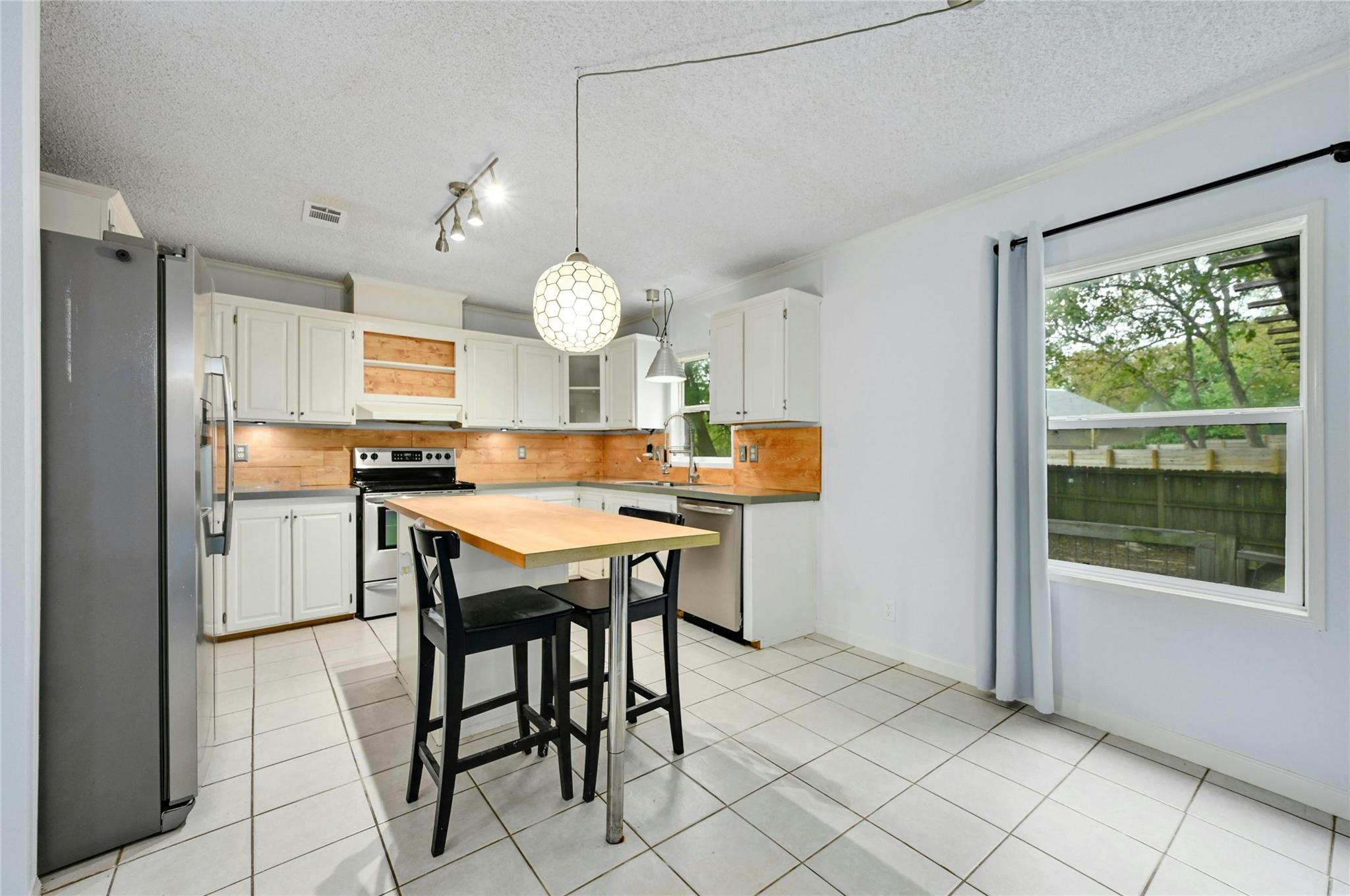 1619 J J Seabrook Dr, Austin, TX 78721