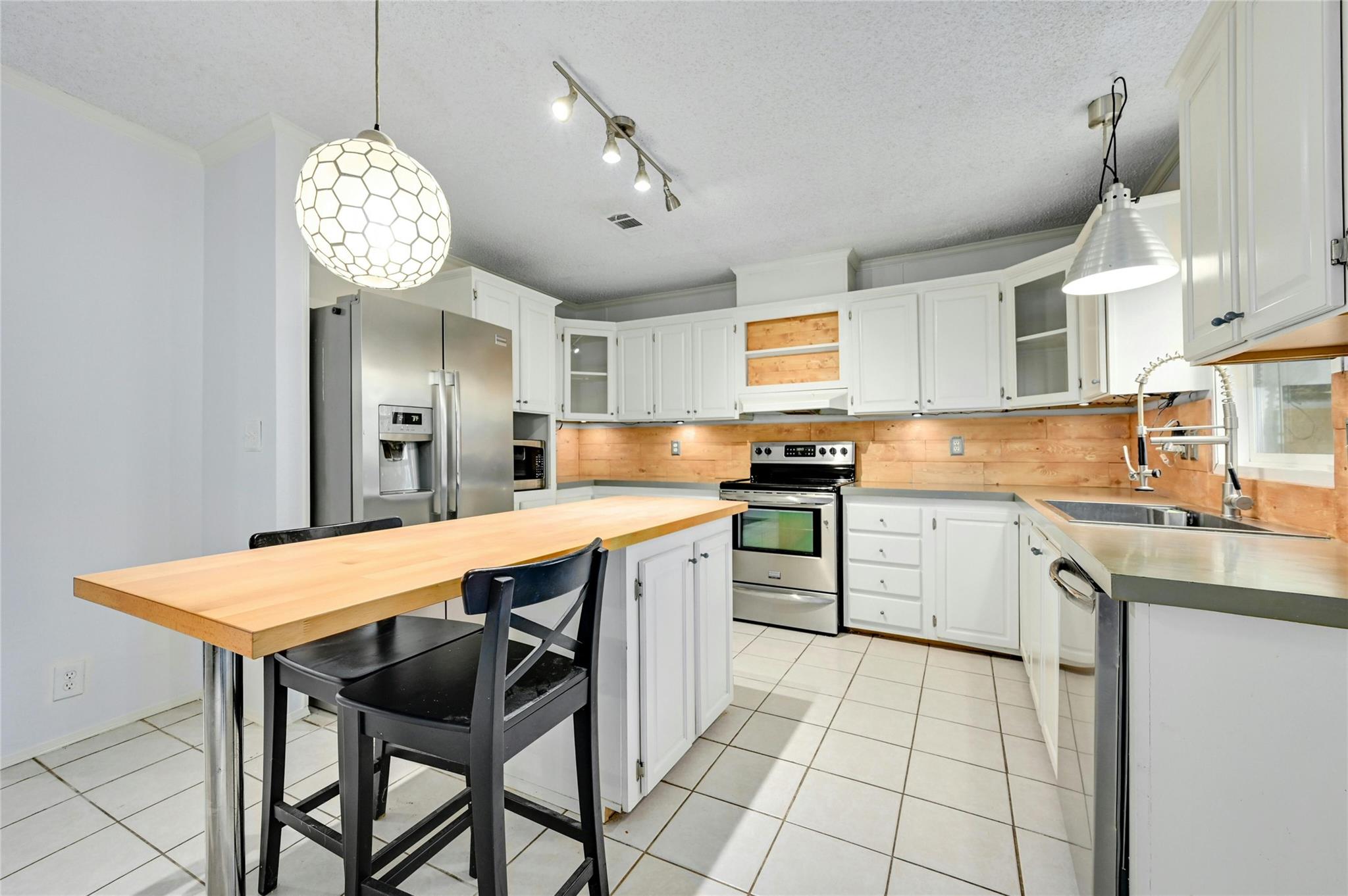 1619 J J Seabrook Dr, Austin, TX 78721