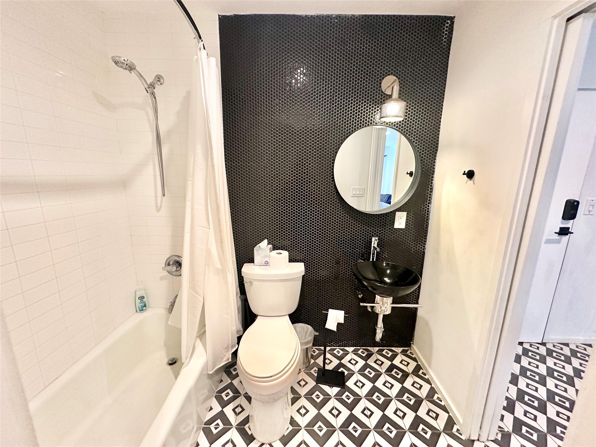 201 Academy Dr # 201, Austin, TX 78704