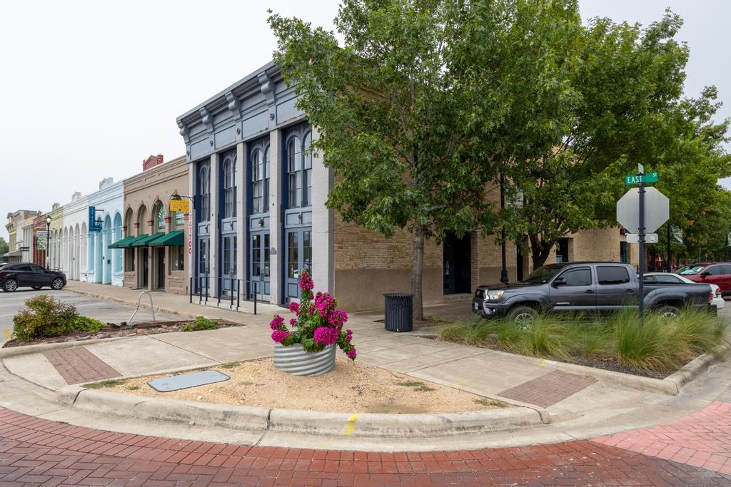 117 East St # 150, Hutto, TX 78634