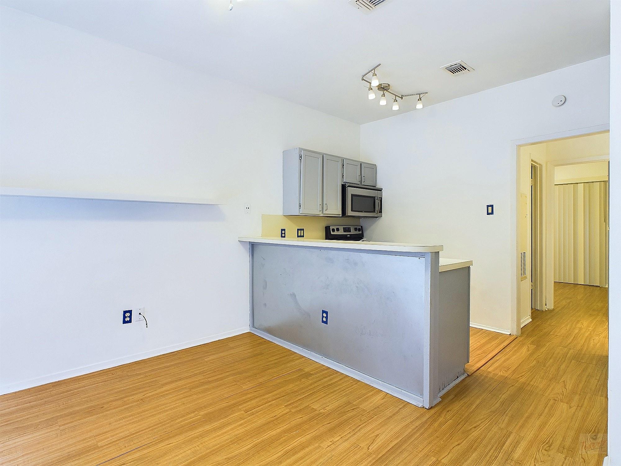 2210 Pearl St # 204, Austin, TX 78705