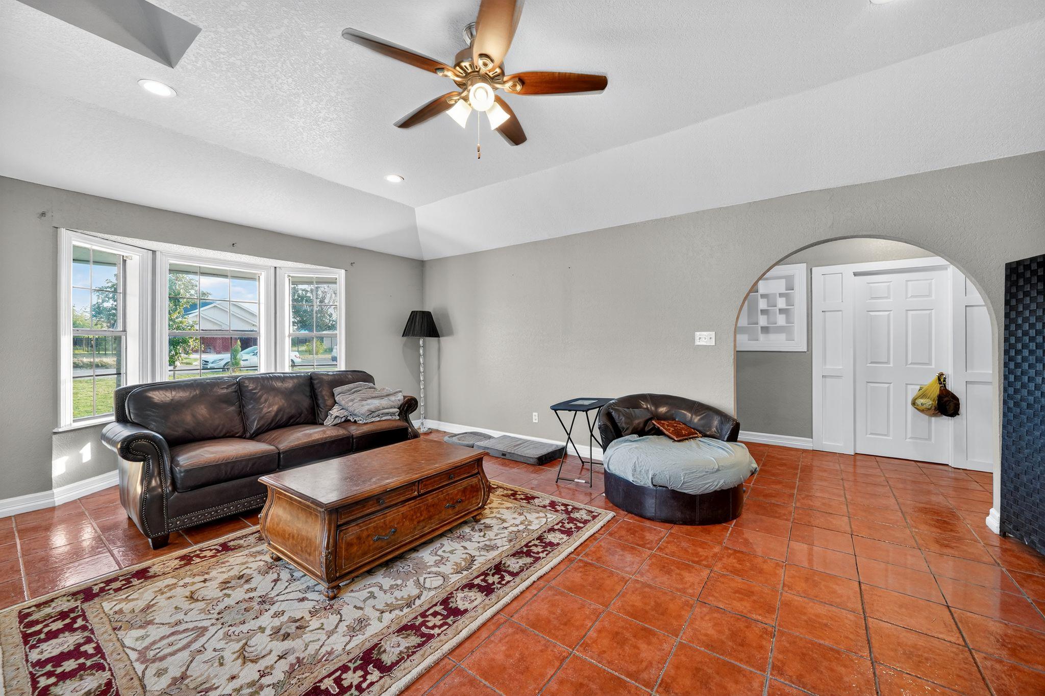 201 W Brazos St, Uvalde, TX 78801