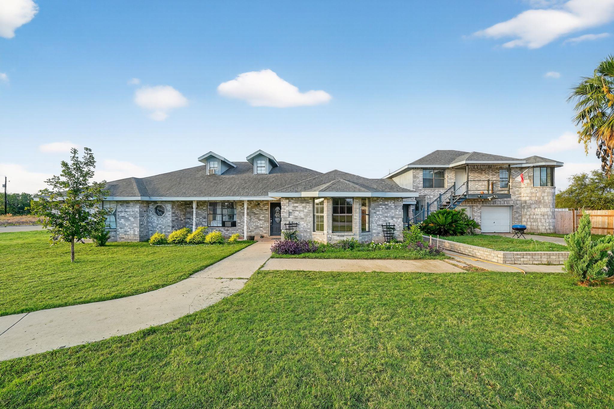 201 W Brazos St, Uvalde, TX 78801