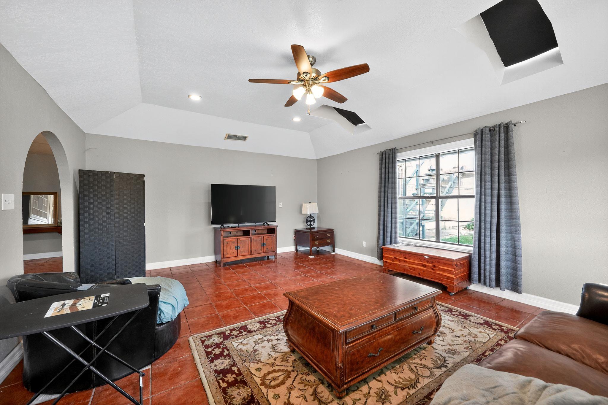 201 W Brazos St, Uvalde, TX 78801