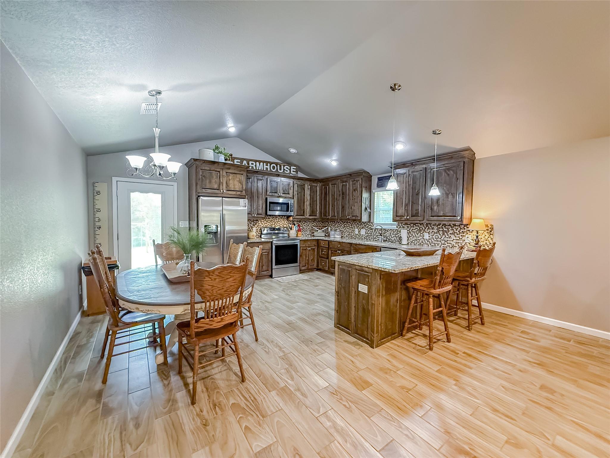 288 Nursery Dr, Lexington, TX 78947