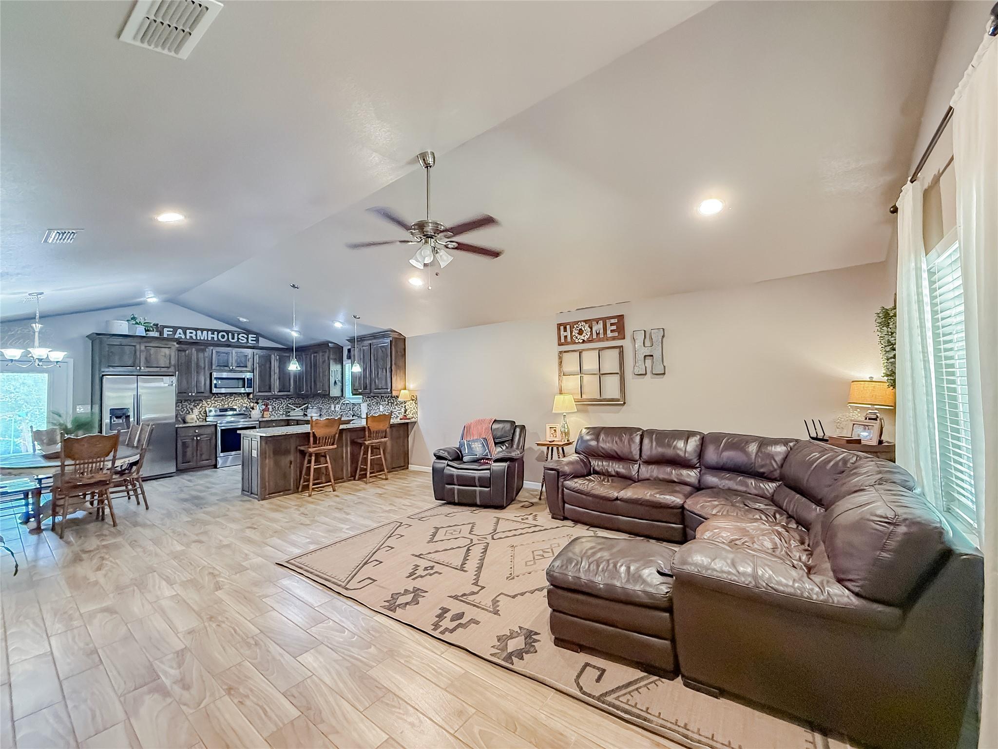 288 Nursery Dr, Lexington, TX 78947